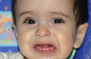Чем помочь малышу, когда режутся зубки?