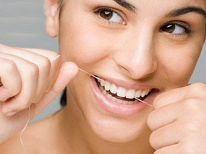 чистка зубов зубной нитью