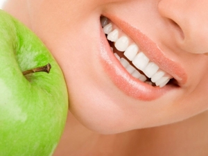 чистка зубов яблоком